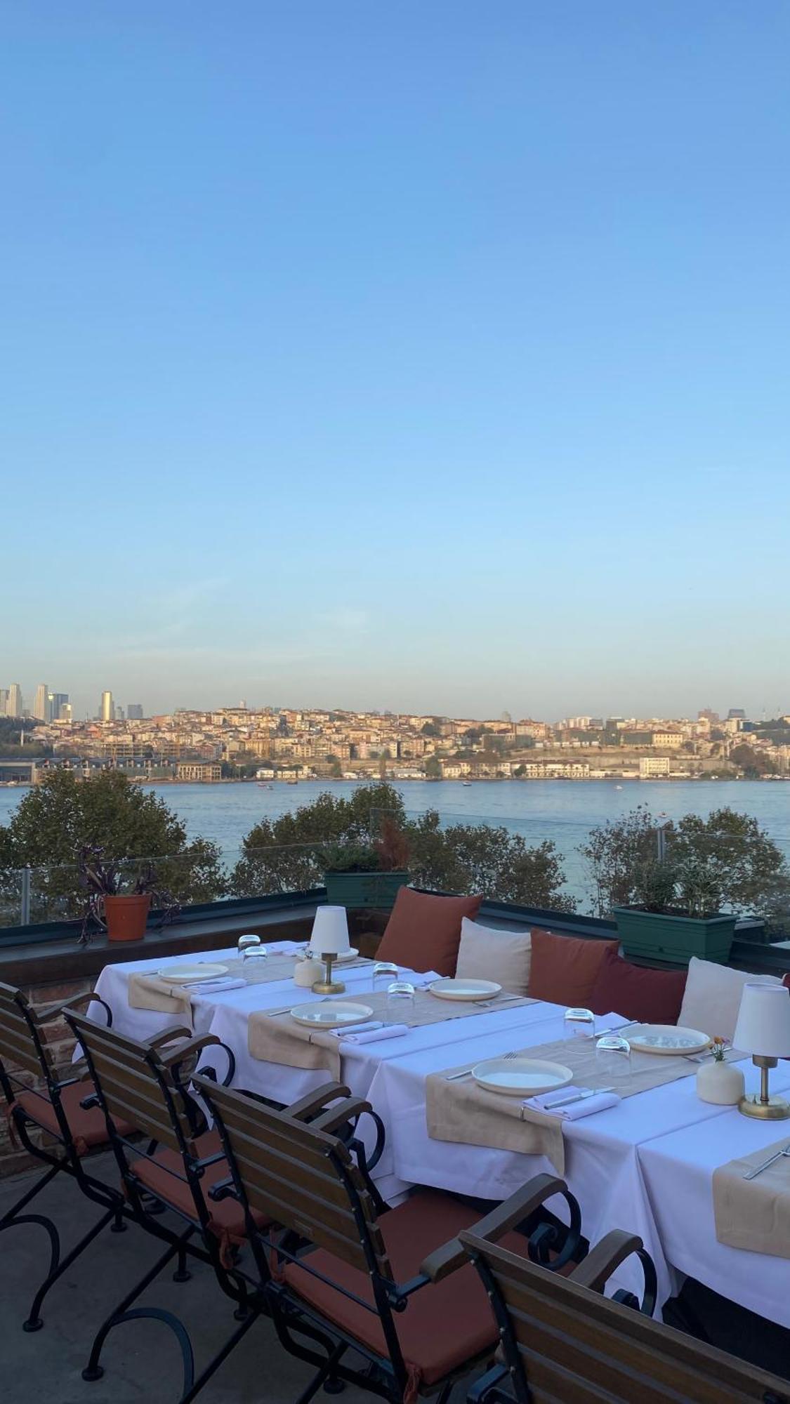 Istanbul Old City Colorful Houses Balat Petrion Hotel Exterior photo