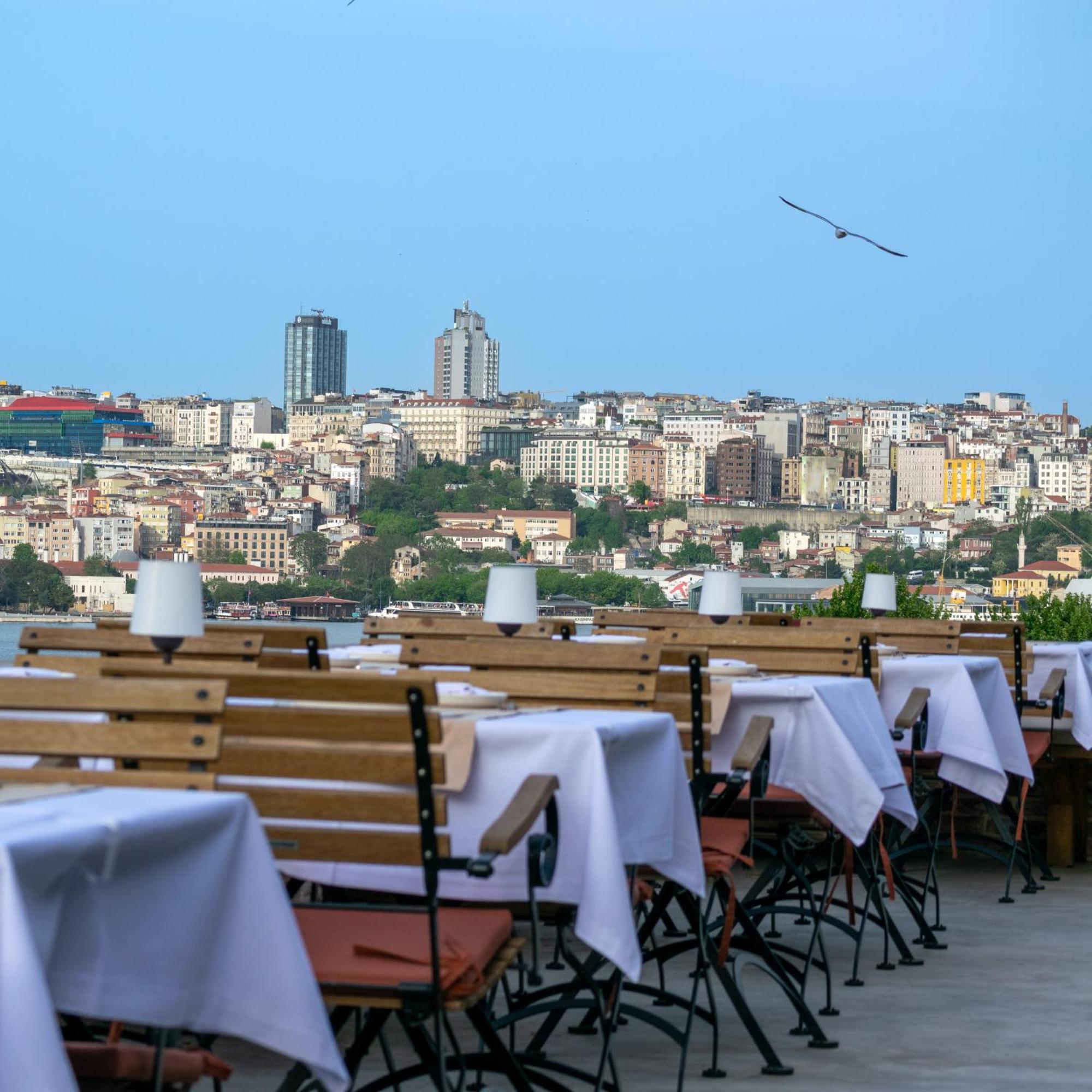 Istanbul Old City Colorful Houses Balat Petrion Hotel Exterior photo