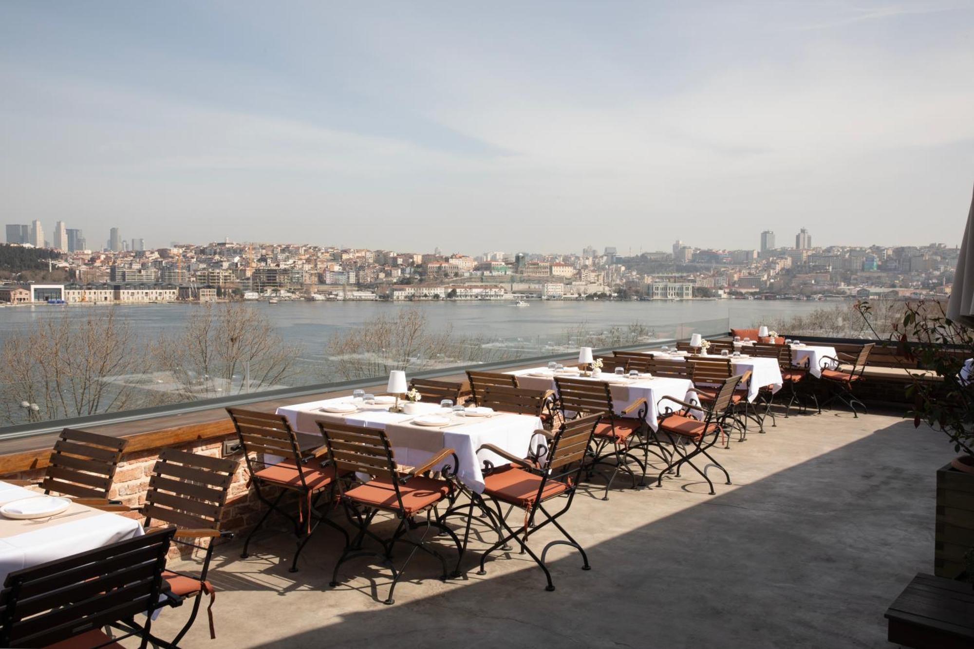 Istanbul Old City Colorful Houses Balat Petrion Hotel Exterior photo