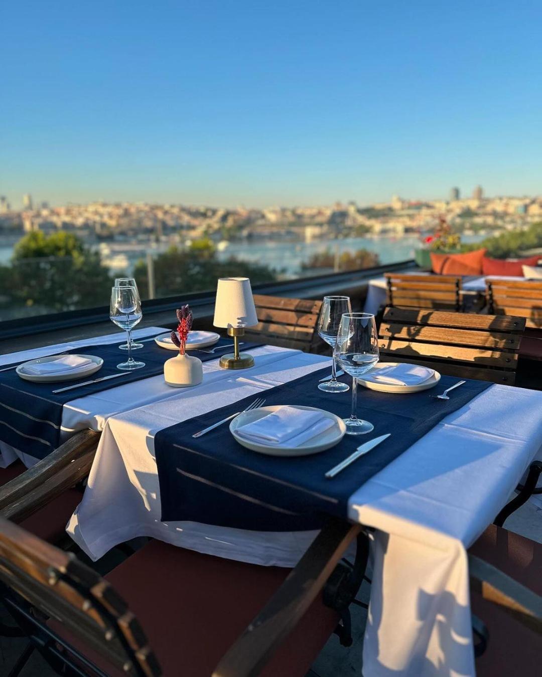 Istanbul Old City Colorful Houses Balat Petrion Hotel Exterior photo